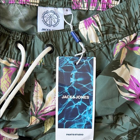 Jack & Jones Swim Shorts with Floral Print in Green - Picture 4 of 6